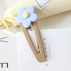Contrast resin flower pin